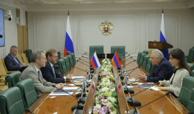 Посол В. Арутюнян встретился с заместителем председателя СФ К. Косачевым