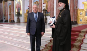 Посол В. Арутюнян вручил архимандриту Алексию медаль «Адмирал Исаков»