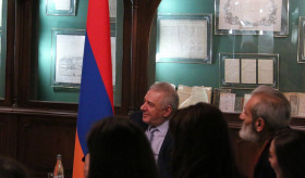 Посол В. Арутюнян встретился с коллективом Московского Армянского театра
