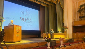 Посол В. Арутюнян поздравил выдающегося ученого Ю. Оганесяна с 90-летним юбилеем