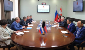 Встреча посла В.Арутюняна с губернатором Пермского края Д.Махониным
