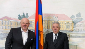 Посол В.Арутюнян встретился с руководителем Центра бесплатной юридической помощи Р. Маркарьяном