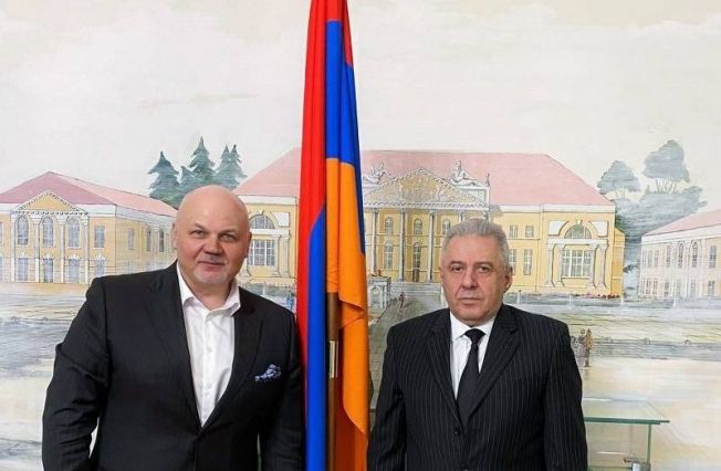 Посол В.Арутюнян встретился с руководителем Центра бесплатной юридической помощи Р. Маркарьяном