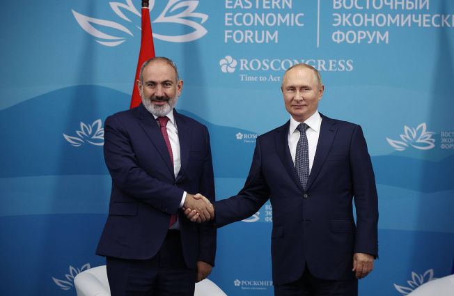 Nikol Pashinyan and Vladimir Putin meet in Vladivostok