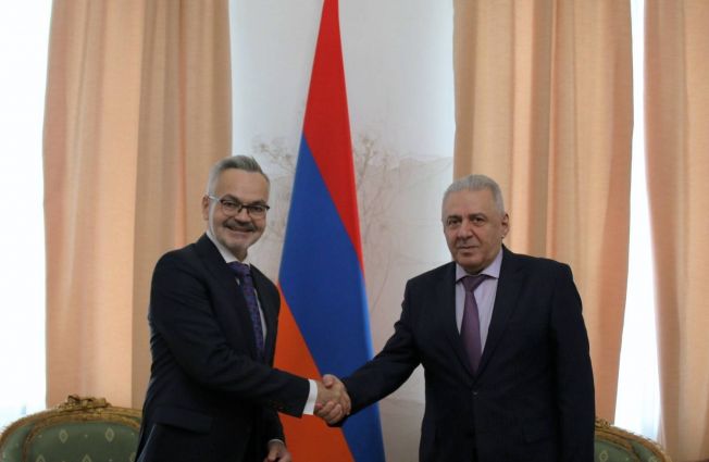 Посол В. Арутюнян встретился с послом Польши в РФ К. Краевским