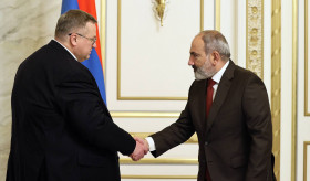 Премьер-министр РА Н.Пашинян принял заместителя председателя правительства РФ А.Оверчука