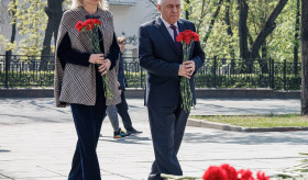 Посол Армении в России возложил цветы к памятнику Маршала Советского Союза Г.К. Жукова в г.Екатеринбурге