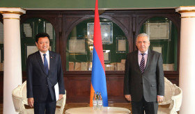 Встреча посла В. Арутюняна с послом Королевства Камбоджи П. Пичкхун в РА